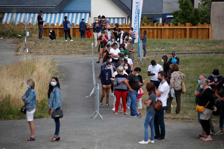 Pessoas com máscaras fazem fila para passar por exame de detecção de Covid-19 em Laval, na França
15/07/2020 REUTERS/Stephane Mahe