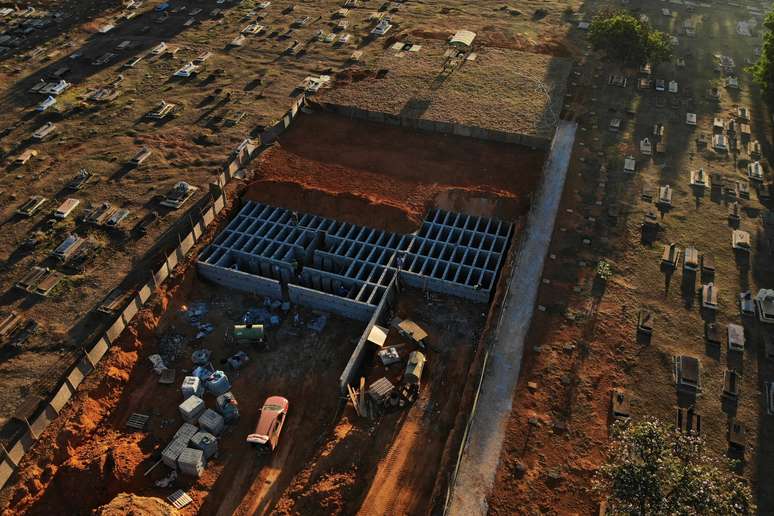Operários preparam covas em cemitério de Taguatinga, em Brasília, durante a pandemia de Covid-19
16/07/2020
REUTERS/Ueslei Marcelino