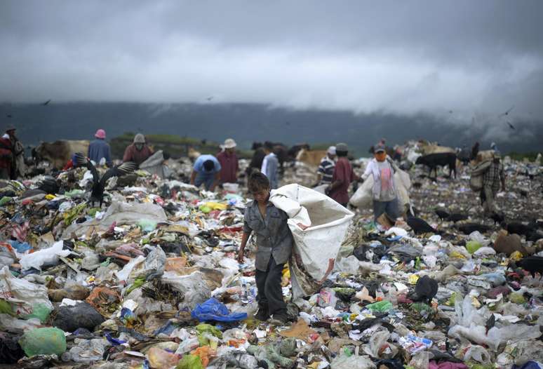 Jovem em lix&atilde;o na periferia de Tegucigalpa, Honduras.
REUTERS/Jorge Cabrera