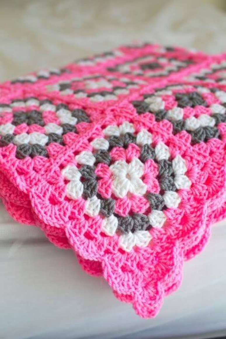 34. Croch&ecirc; para iniciantes rosa e cinza &ndash; Via: Pinterest