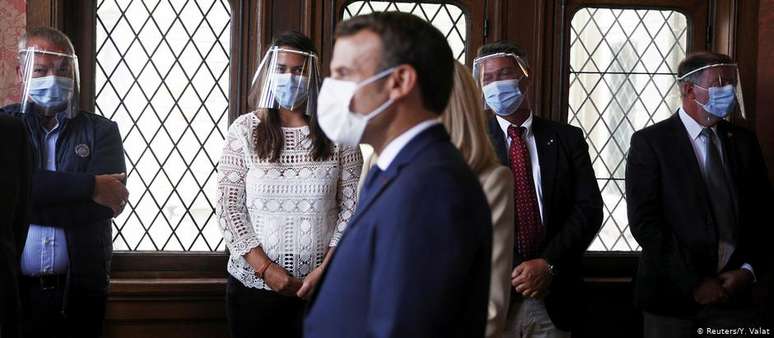 O presidente Emmanuel Macron, de máscara, nas eleições municipais em 28 de junho