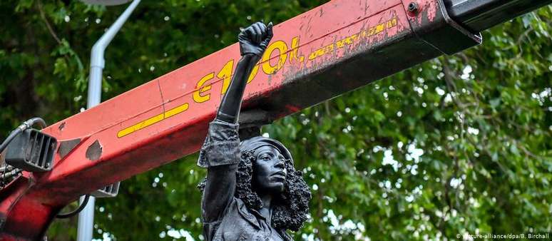 Estátua de manifestante é retirada de pedestal em Bristol