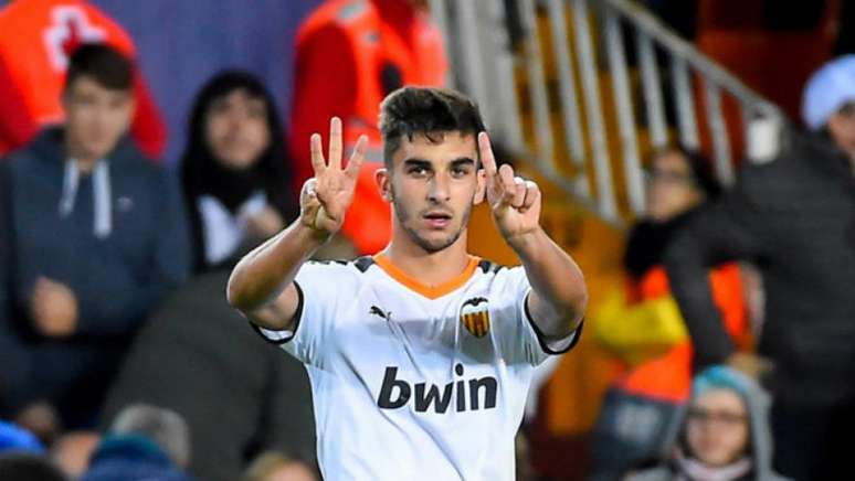 Ferran Torres faz uma boa temporada pelo Valencia (Foto: AFP)