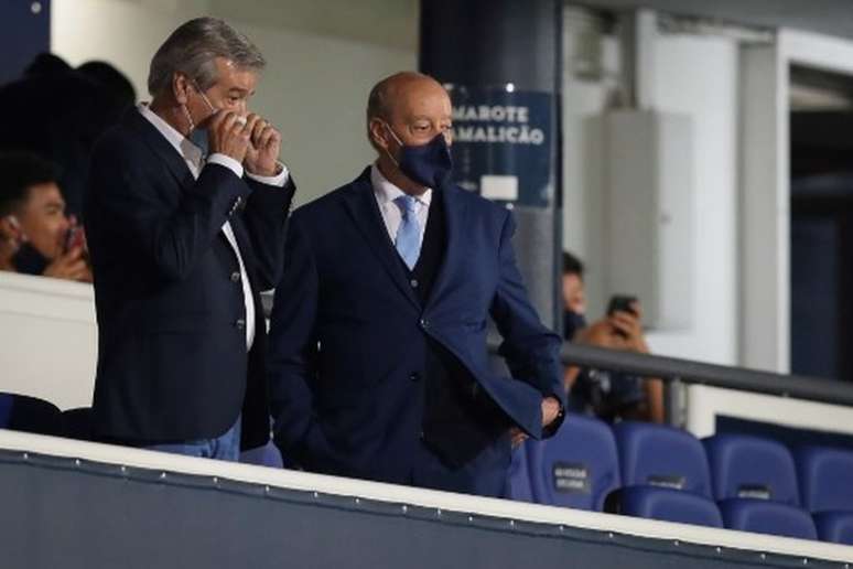 Pinto da Costa brincou com o treinador do Porto após a conquista do Campeonato Português (Foto: JOSE COELHO/AFP)