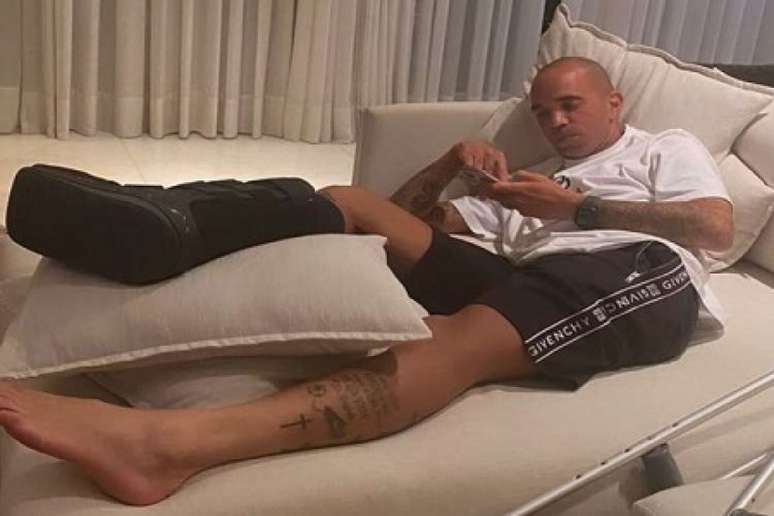Tardelli usou as redes sociais para agradecer o carinho dos fãs após sua grave lesão no tornozelo direito-(Reprodução/Instagram Diego Tardelli)