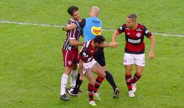 TEVE ATÉ BRIGA! Denilson valoriza jogada diferente em final, mas brinca com "drible feio" de Michael (Foto: Reprodução / FlaTV)