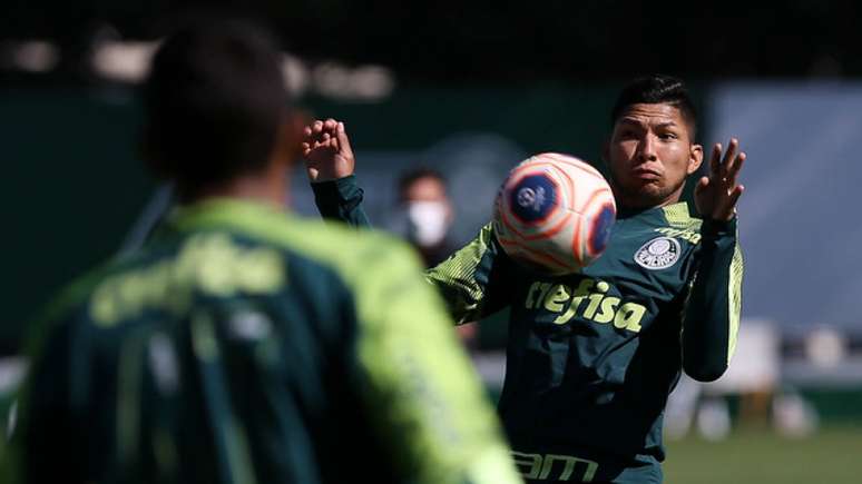 Rony treina enquanto aguarda resposta para pedido que o libera da pena da Fifa (Cesar Greco/Agência Palmeiras)