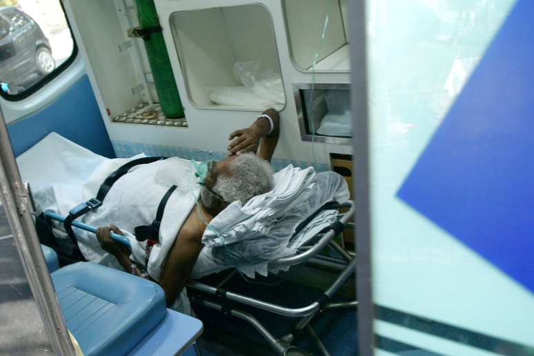 Paciente chega no Hospital de Campanha no Estádio do Pacaembu em São Paulo (SP)