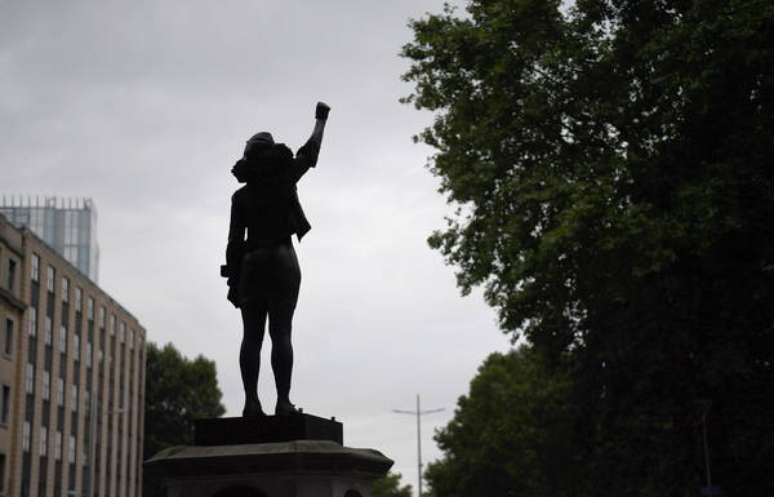 Estátua do escravocrata Edward Colston foi substituída pela ativista negra Jen Reid