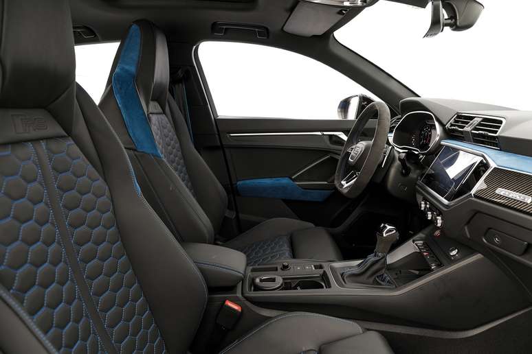 Interior tem a linguagem digital apresentada nos Audi Q3 e Q8, mas com características esportivas. 