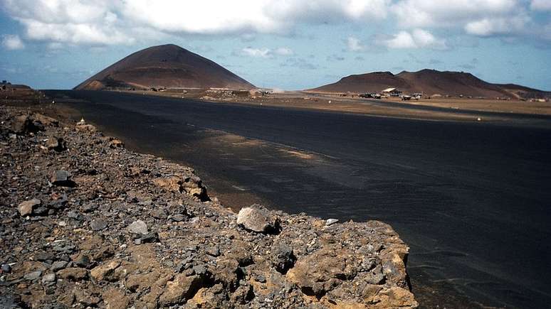 Os Estados Unidos têm uma base aérea na ilha