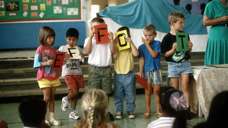 A ilha tem uma população de cerca de 900 pessoas e uma única escola