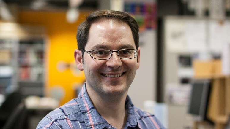 O cientista Gerald Larrouy-Maumus pesquisa, no Imperial College, como criar superf&iacute;cies que s&atilde;o armas letais contra pat&oacute;genos