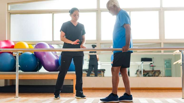 Combinação de exercícios de equilíbrio, força e cognição mostrou bons resultados para tratar do chamado congelamento da marcha