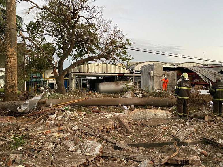 Explosão praticamente destrói fábrica de refrigerantes e deixa um ferido em Fortaleza (CE)
