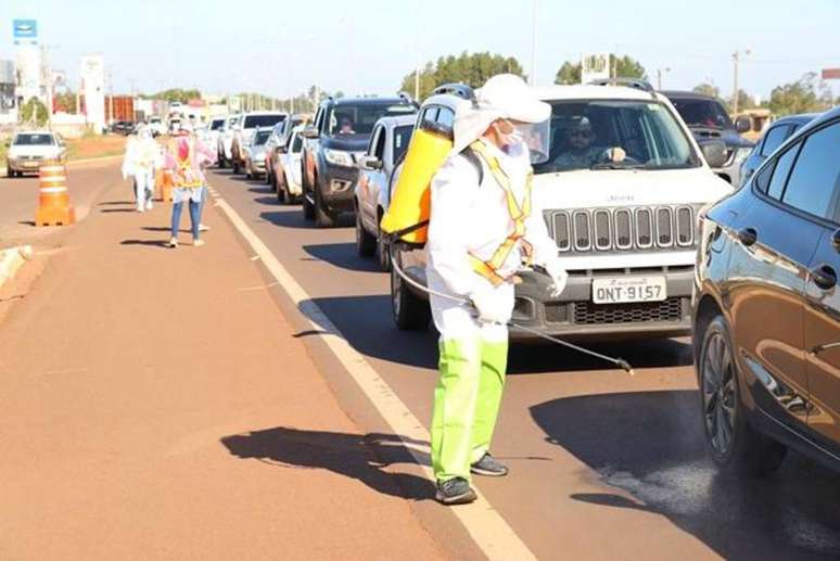Barreiras inspecionam e desinfetam veículos na chegada a Ponta Porã, na fronteira com o Paraguai.