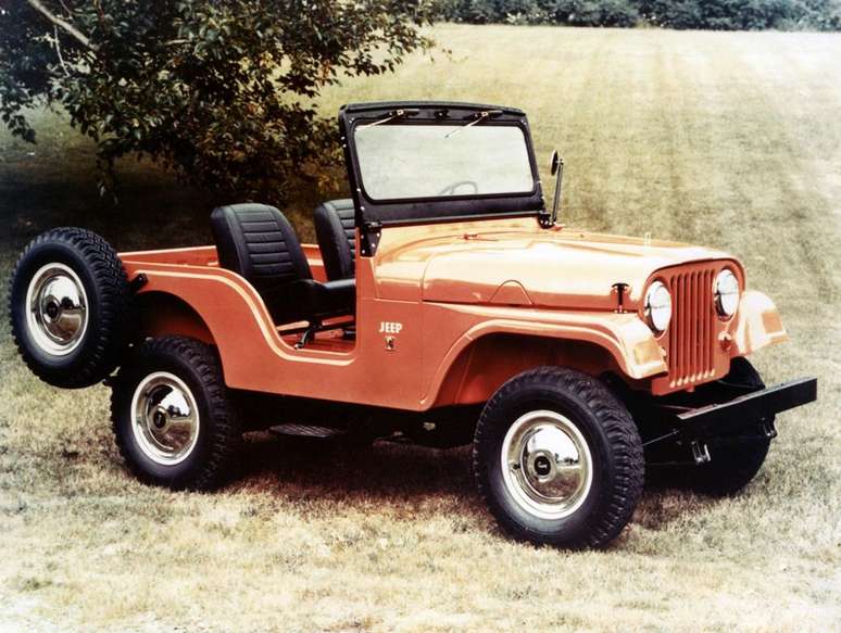 1963: Jeep CJ-5 com calotas.