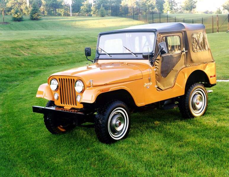 1973: Jeep CJ-5 com teto.