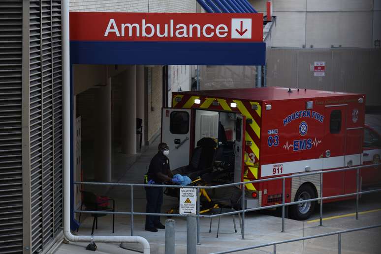 Um profissional de sa&uacute;de coloca uma maca dentro de uma ambul&acirc;ncia na entrada do pronto-socorro do Houston Methodist Hospital no Texas Medical Center. 08/07/2020. REUTERS/Callaghan O'Hare.