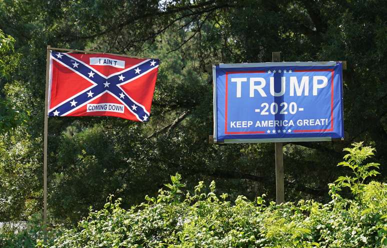 Cartaz de apoio ao presidente dos EUA, Donald Trump, ao lado de uma bandeira dos confederados em Virg&iacute;nia, nos EUA
04/07/2020
REUTERS/Kevin Lamarque