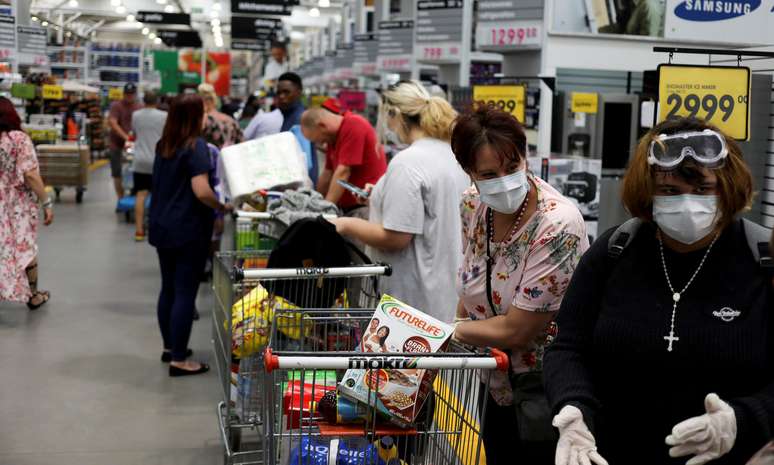 Clientes usam máscaras em unidade do Makro em Johannesburgo, na África do Sul
16/03/2020
REUTERS/Siphiwe Sibeko