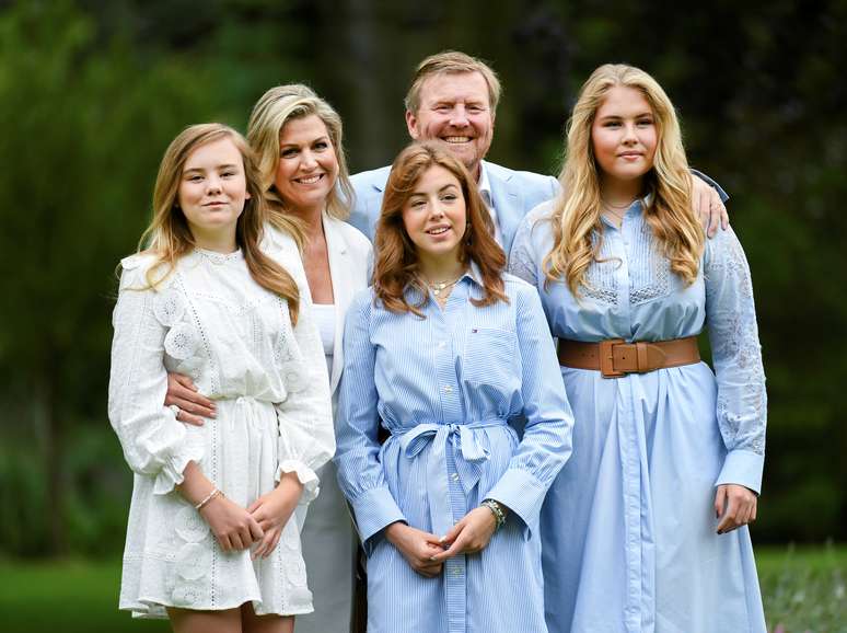 Rei holand&ecirc;s Willem-Alexander e fam&iacute;lia possam para foto
17/07/2020
REUTERS/Piroschka van de Wouw/Pool