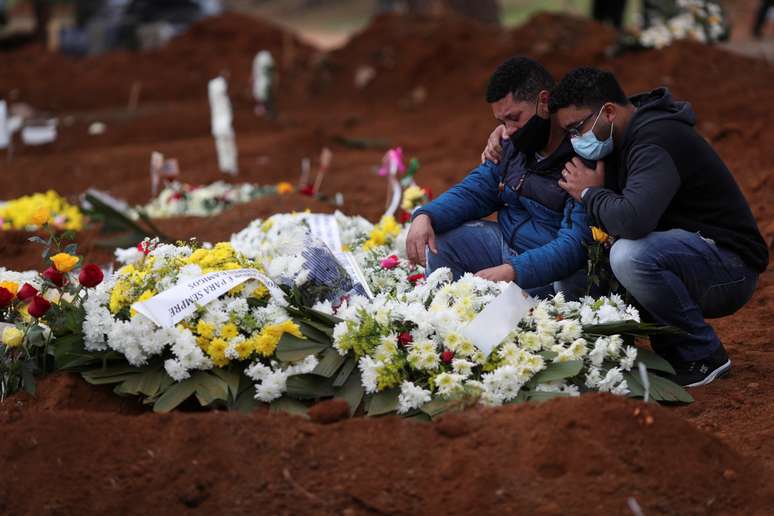 Familiares de mulher que morreu vítima da Covid-19 choram durante enterro em cemitério Vila Formosa, em São Paulo
16/07/2020
REUTERS/Amanda Perobelli