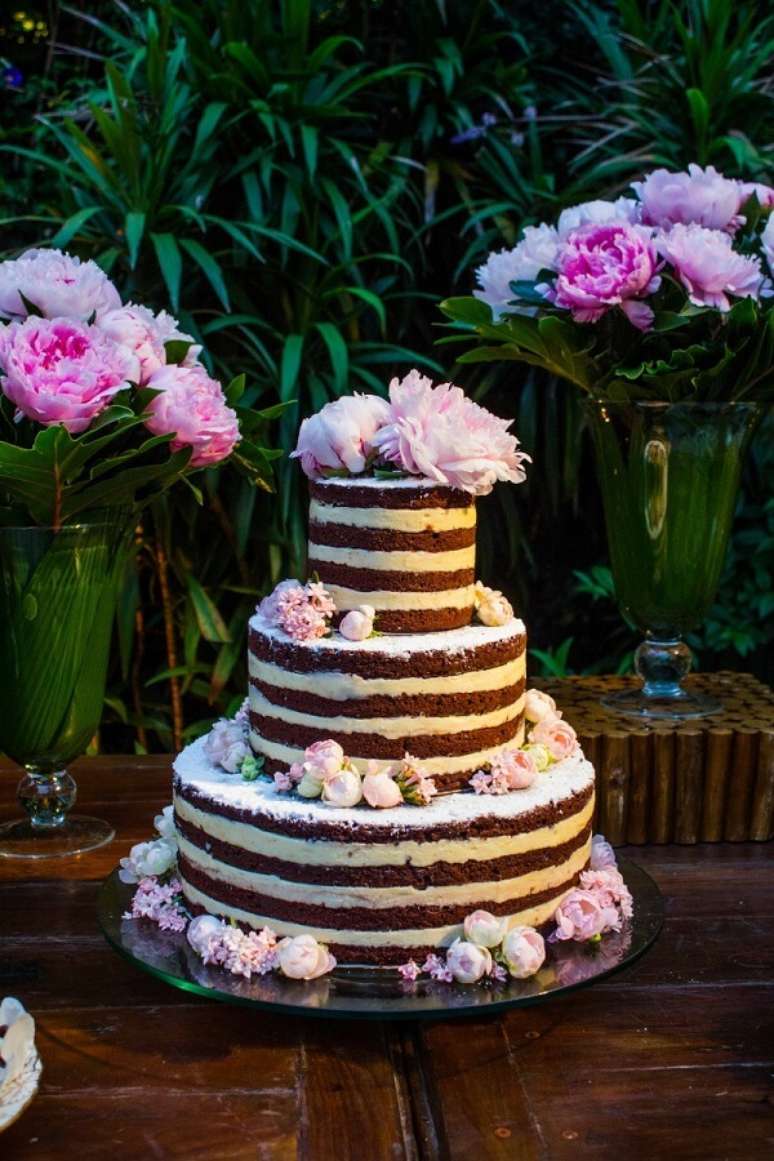 13. A flor de Peônia decora várias camadas do bolo. Fonte: Pinterest