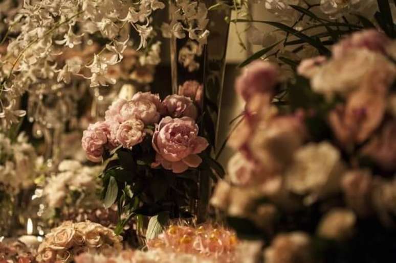 14. A mesa do bolo foi decorada com in&uacute;meras Pe&ocirc;nias. Fonte: Pinterest