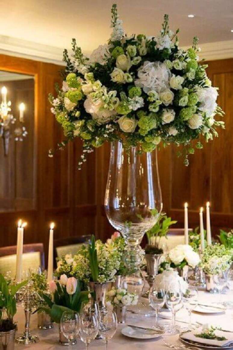 12. Os vasos grandes de vidro s&atilde;o &oacute;timos para uma decora&ccedil;&atilde;o bodas de cristal mais sofisticada &ndash; Foto: Pinterest