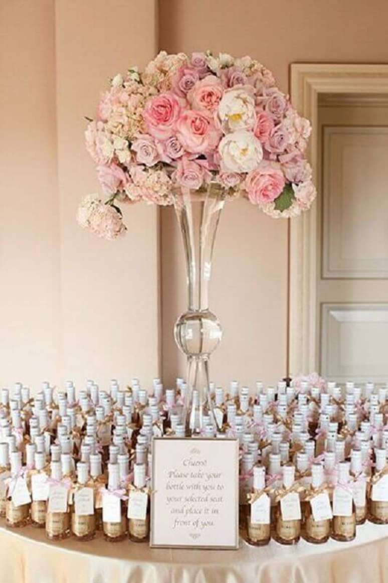 13. Arranjo de rosas para decorar mesa de lembrancinhas em festa bodas de cristal &ndash; Foto: Casar &eacute; um Barato