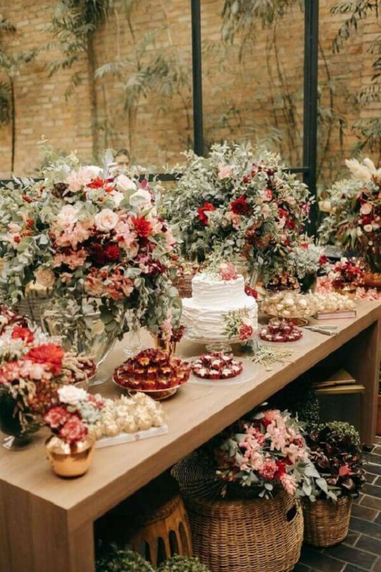 6. Ideia linda de decora&ccedil;&atilde;o r&uacute;stica para festa bodas de cristal com arranjos de flores grandes para mesa principal &ndash; Foto: Nirvana Lav&iacute;nia