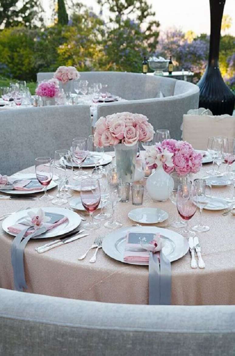 17. Delicada decora&ccedil;&atilde;o para bodas de cristal ao ar livre com pequenos arranjos de rosas sobre a mesa dos convidados &ndash; Foto: Pinterest