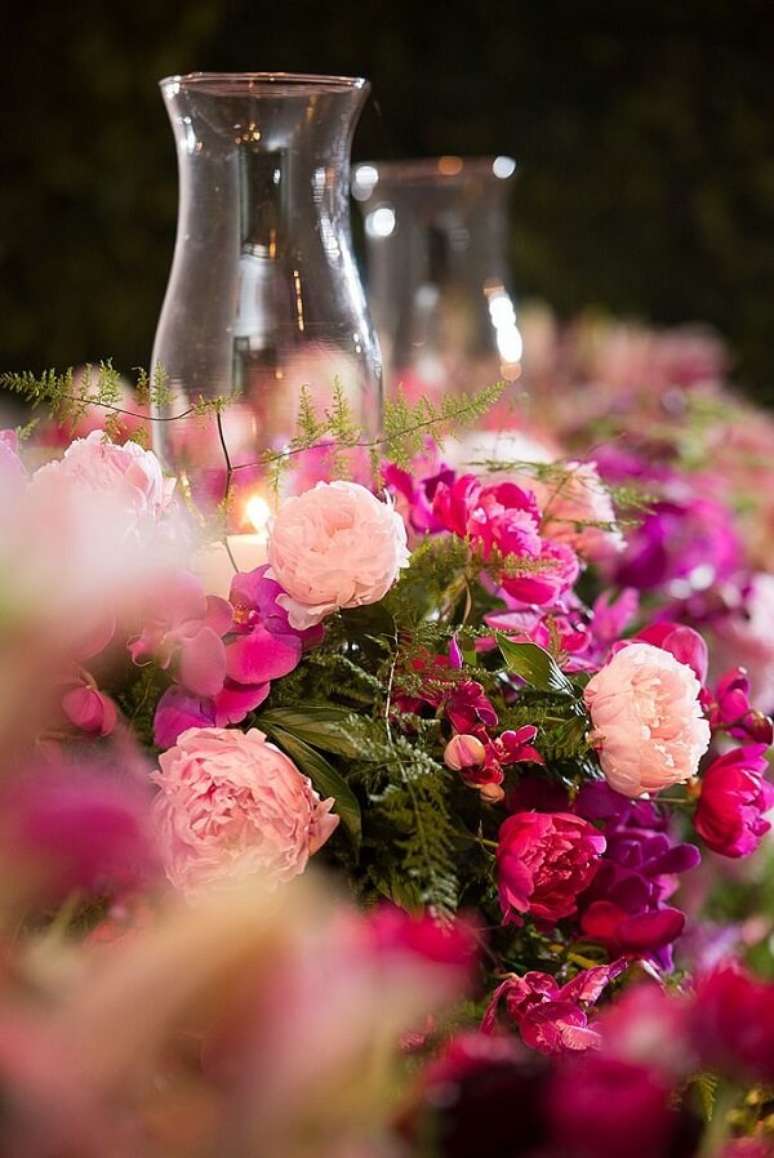9. As velas em vidro e as flores de Peônia podem compor um lindo arranjo de mesa. Fonte: Pinterest