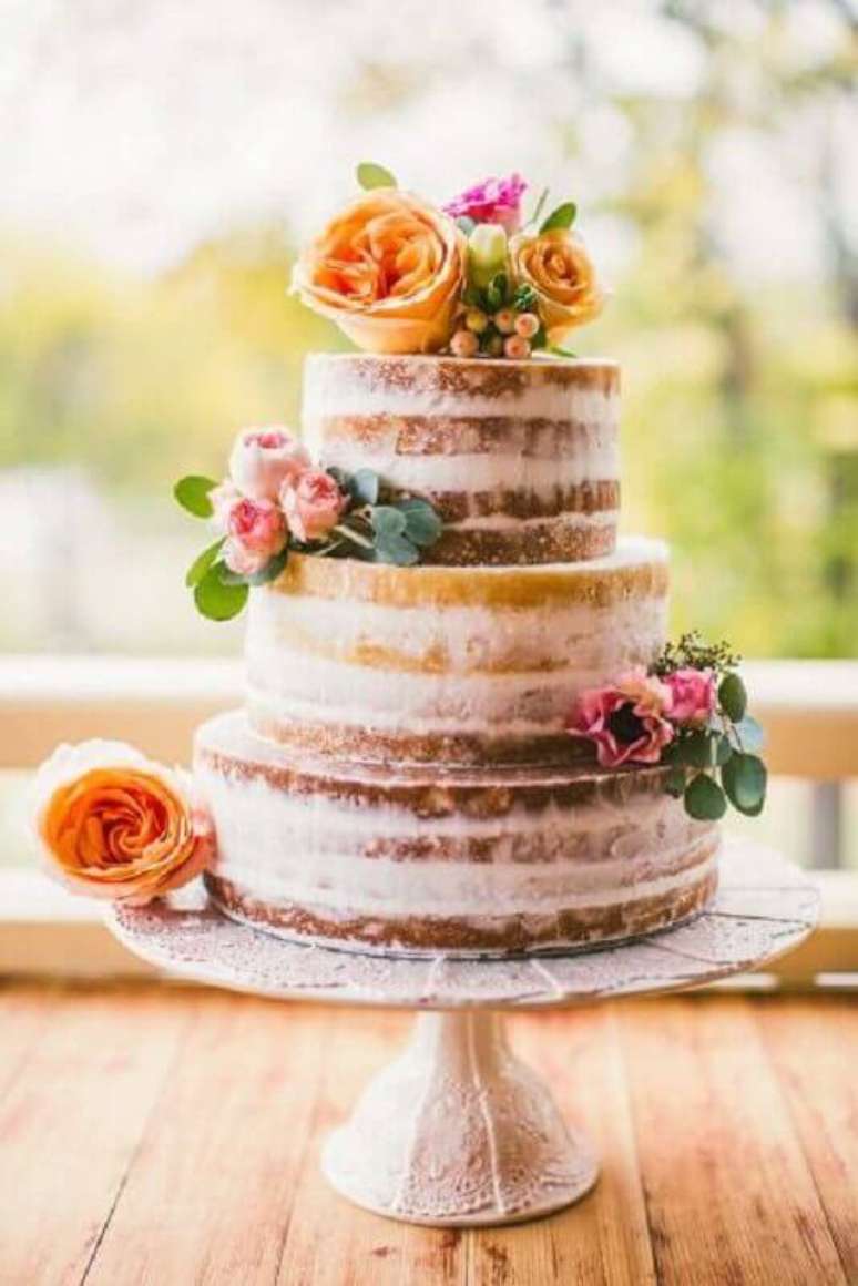 24. O naked cake &eacute; muito usado para festa bodas de cristal feita ao ar livre e com uma decora&ccedil;&atilde;o mais r&uacute;stica &ndash; Foto: Style Me Pretty