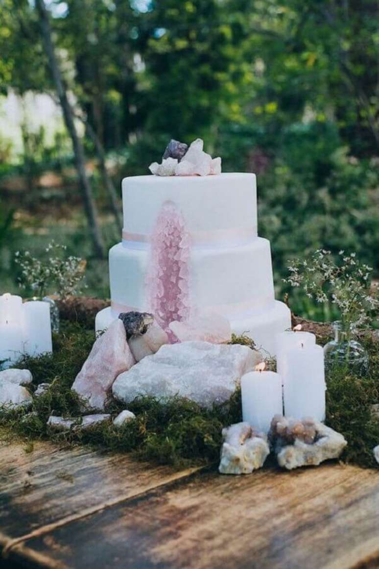 7. At&eacute; o bolo bodas de cristal pode receber detalhes na decora&ccedil;&atilde;o que nos lembre as preciosas pedras &ndash; Foto: Pinterest