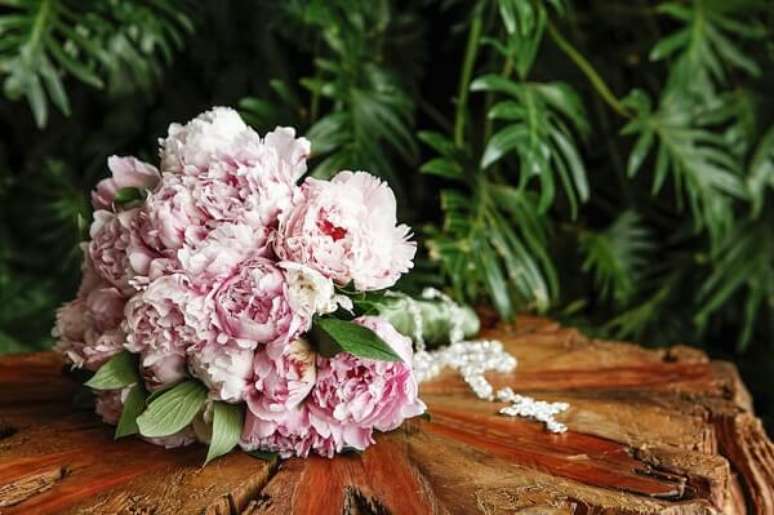40. Buquê simples e delicado feito com flores de Peônia rosa. Fonte: Pinterest