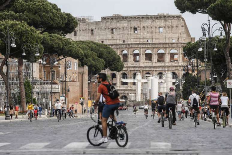 Movimentação em frente ao Coliseu de Roma, na Itália