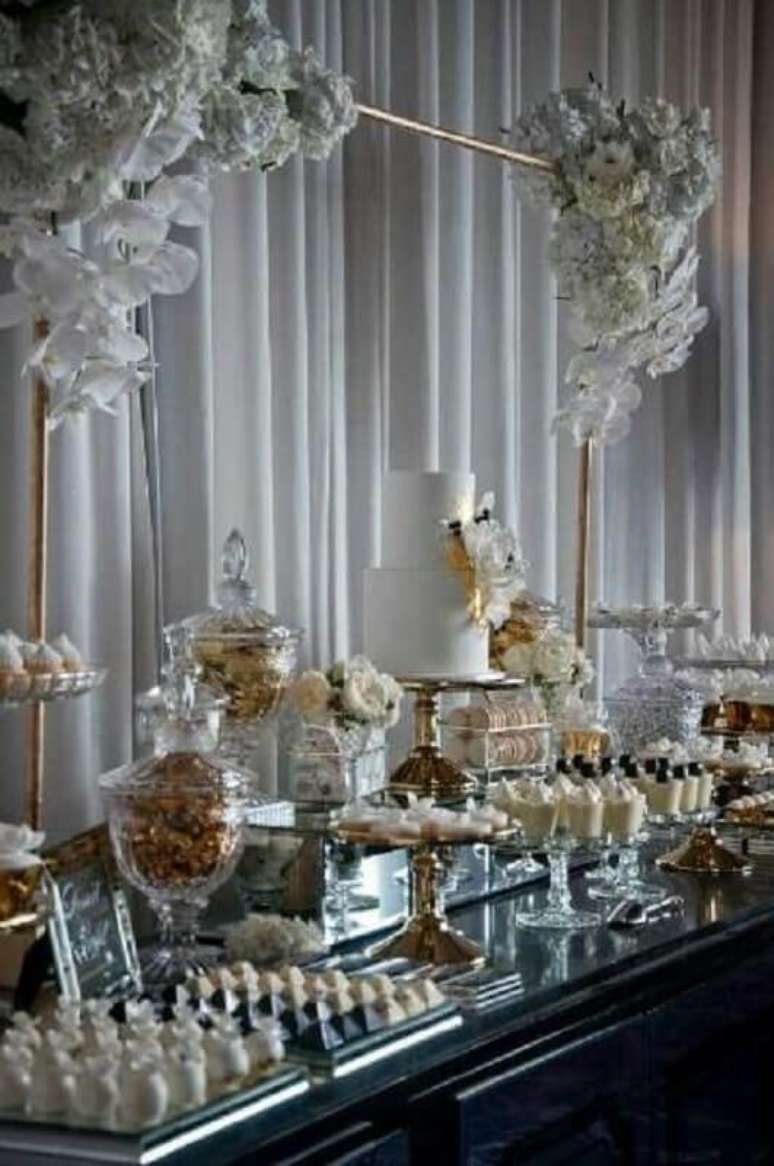 27. Invista em detalhes dourados para acrescentar um ar mais sofisticado na sua decora&ccedil;&atilde;o bodas de cristal &ndash; Foto: Style Me Pretty