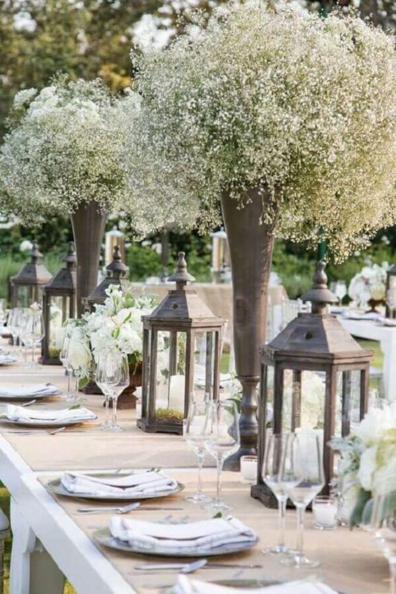 2. Decora&ccedil;&atilde;o bodas de cristal ao ar livre com lanternas marroquinas e arranjos de flores brancas &ndash; Foto: iCasei