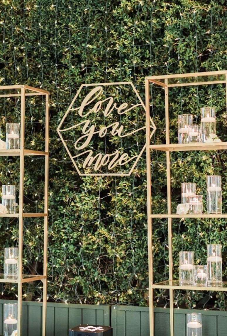 28. Painel de folhagens com pisca pisca para decora&ccedil;&atilde;o moderna de bodas de cristais &ndash; Foto: WeddBook