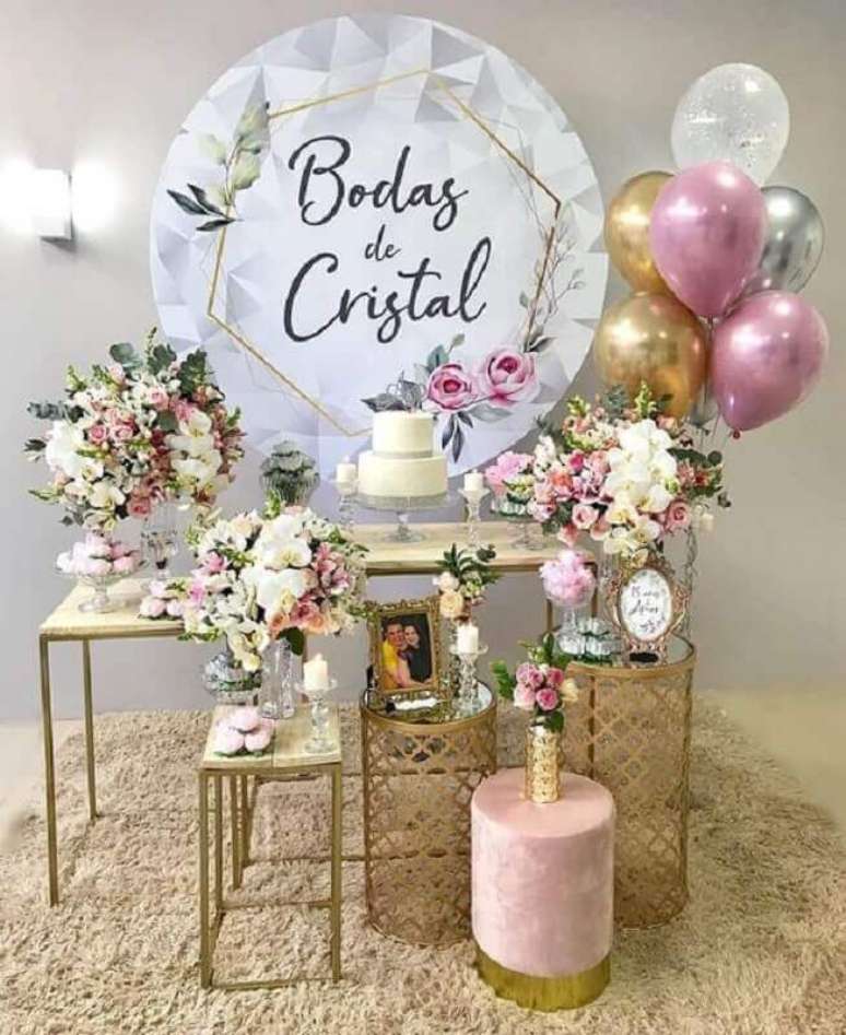 29. Decora&ccedil;&atilde;o de casamento bodas de cristal simples com detalhes metalizados &ndash; Foto: Pinterest