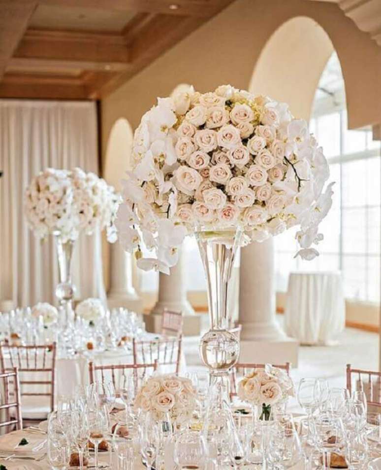 32. Lindos arranjos de rosas brancas para decora&ccedil;&atilde;o de festa bodas de cristal &ndash; Foto: Glamour & Grace