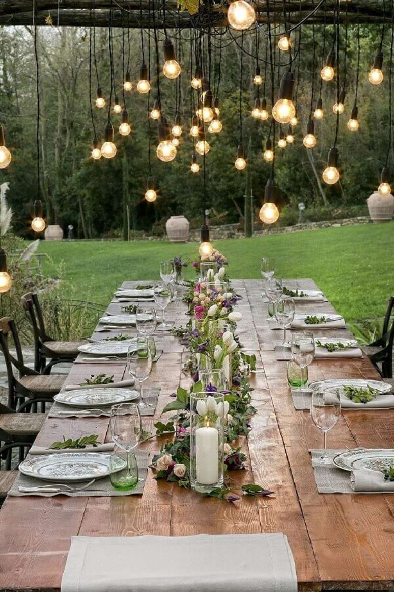 34. A festa bodas de cristal ao ar livre fica super charmosa quando &eacute; usada a paisagem natural como cen&aacute;rio &ndash; Foto: Pinterest