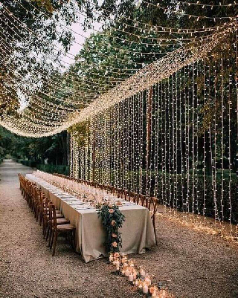 35. Cortina de luz para decora&ccedil;&atilde;o de festa bodas de cristal ao ar livre &ndash; Foto: Style Me Pretty