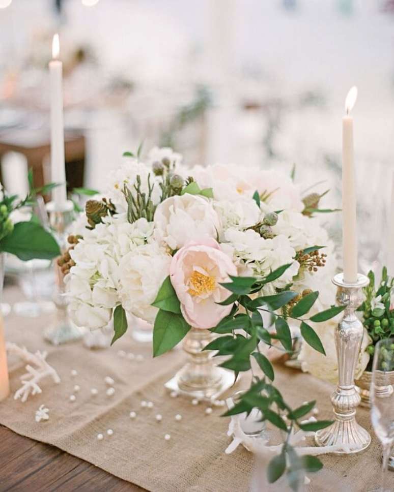 3. Decore a mesa dos noivos com flores de Peônia branca. Fonte: Pinterest