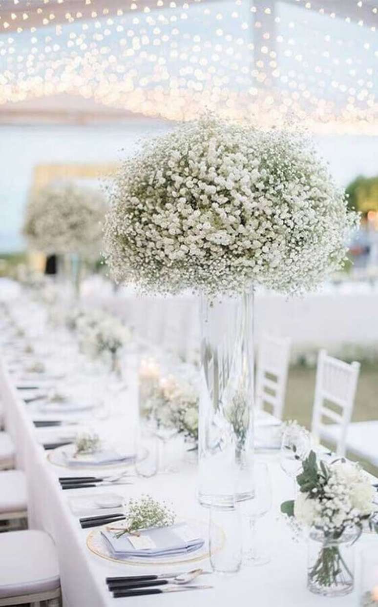 38. Decora&ccedil;&atilde;o clean com arranjo de pequenas flores brancas para festa bodas de cristal &ndash; Foto: Fab Mood