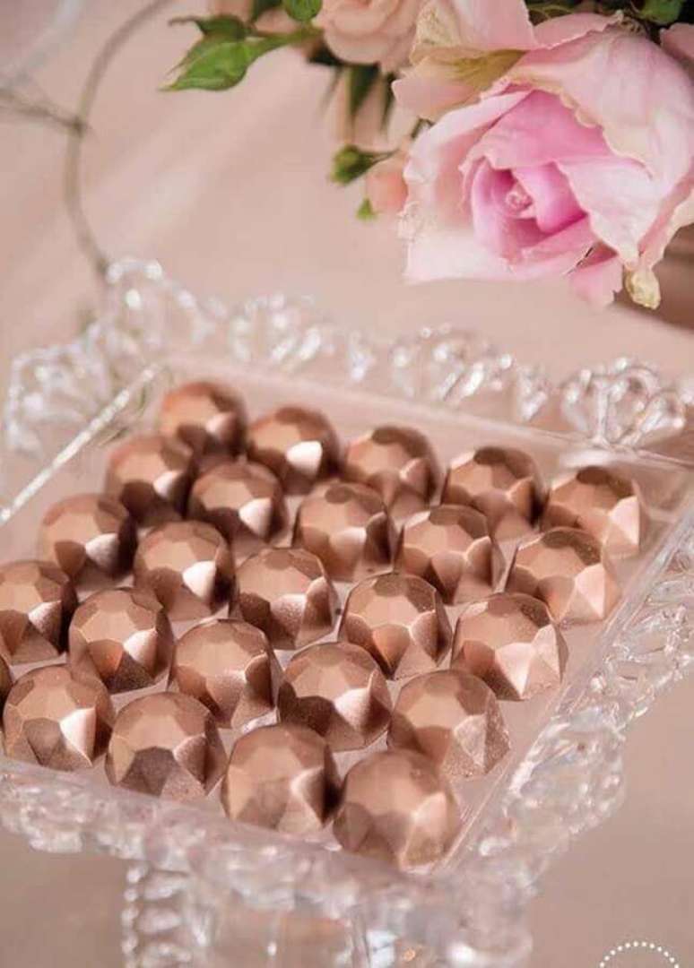 39. Lindos doces decorados com acabamento cobre para festa bodas de cristal sofisticada &ndash; Foto: 100 Layer Cake