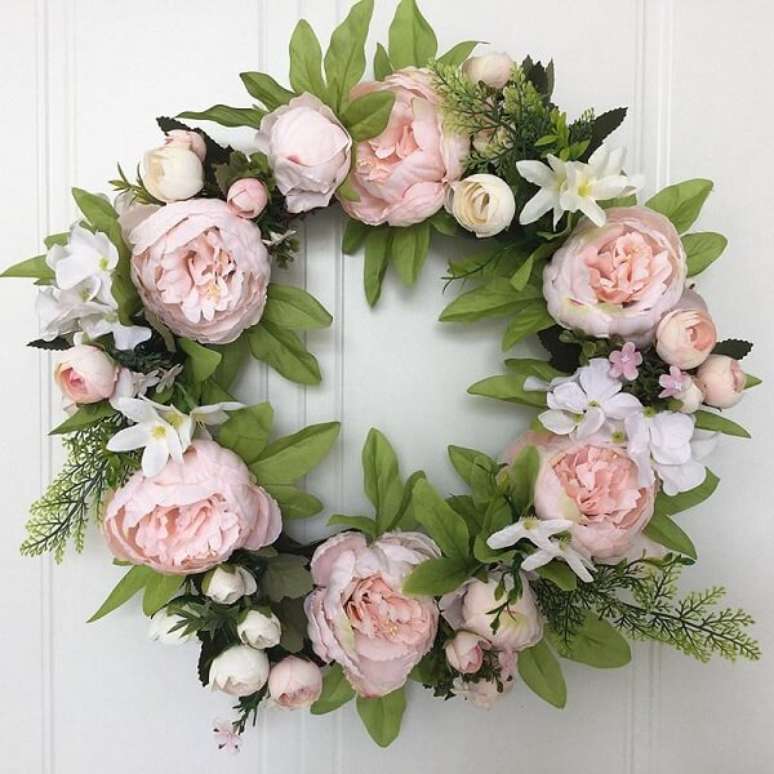 8. Enfeite sua porta com uma linda guirlanda de Pe&ocirc;nia rosa. Fonte: Pinterest