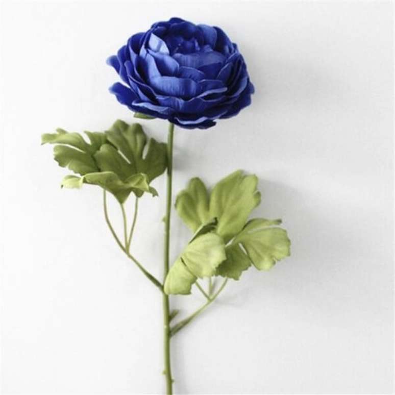 23. Flor de Pe&ocirc;nia azul artificial para decora&ccedil;&atilde;o. Fonte: Pinterest
